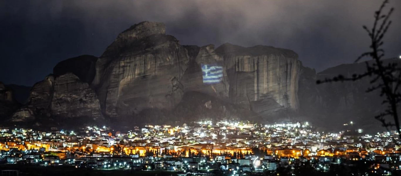 Γαλανόλευκη σημαία 2.500 τετραγωνικών μέτρων κοσμεί τα Μετέωρα (φωτό)